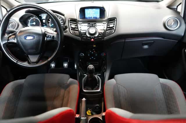 Ford Fiesta (2014) thumbnail 2