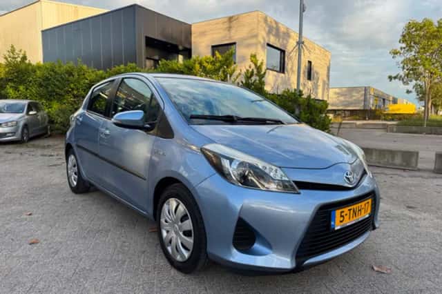 Toyota Yaris (2014) thumbnail 2