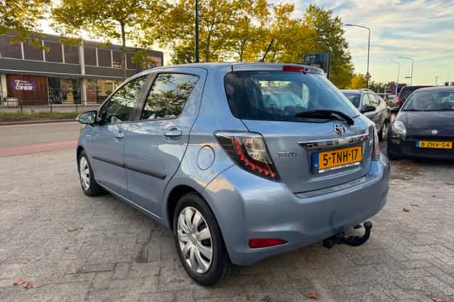 Toyota Yaris (2014) thumbnail 3