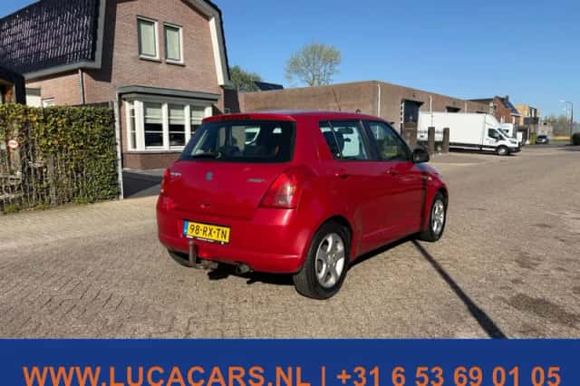 Suzuki Swift (2005) thumbnail 3
