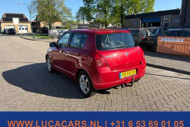 Suzuki Swift (2005) thumbnail 4