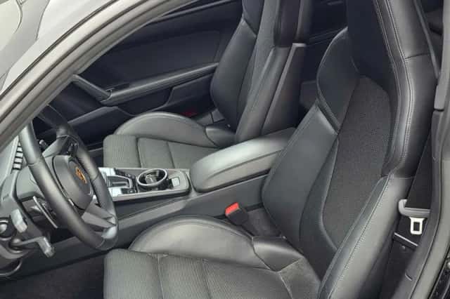 Porsche 911 (2022) thumbnail 2