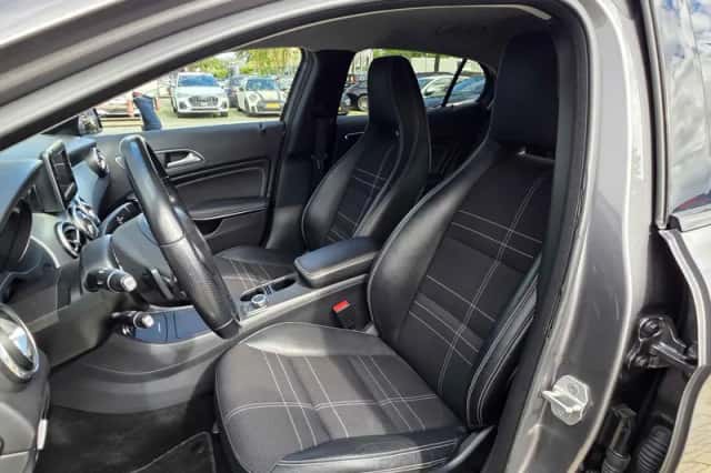 Mercedes-Benz GLA-Klasse (2015) thumbnail 2