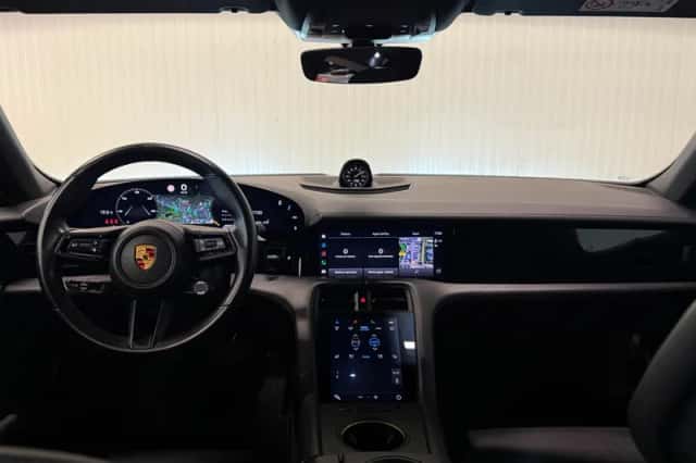 Porsche Taycan (2020) thumbnail 3