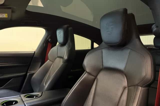 Porsche Taycan (2020) thumbnail 4