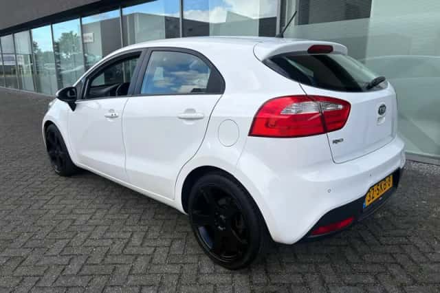 Kia Rio (2011) thumbnail 3