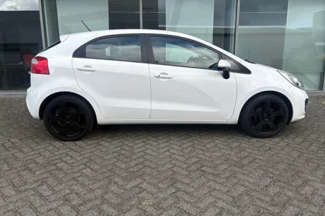 Kia Rio (2011) thumbnail 6