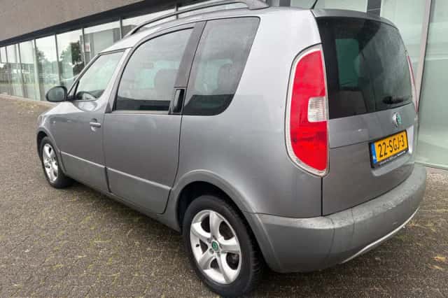 Škoda Roomster (2011) thumbnail 3
