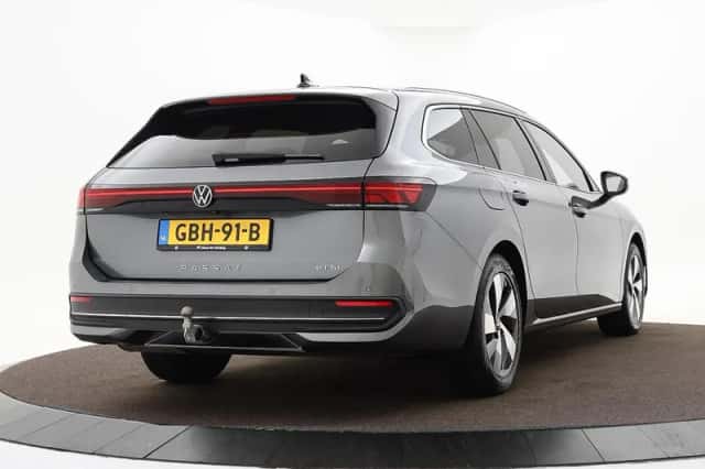 Volkswagen Passat (2024) thumbnail 2