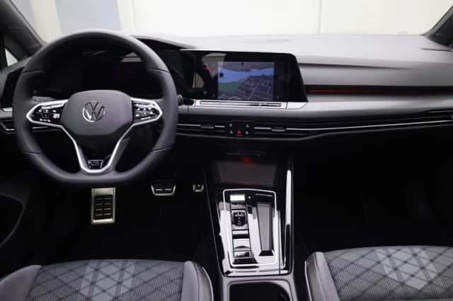 Volkswagen Golf (2023) thumbnail 4