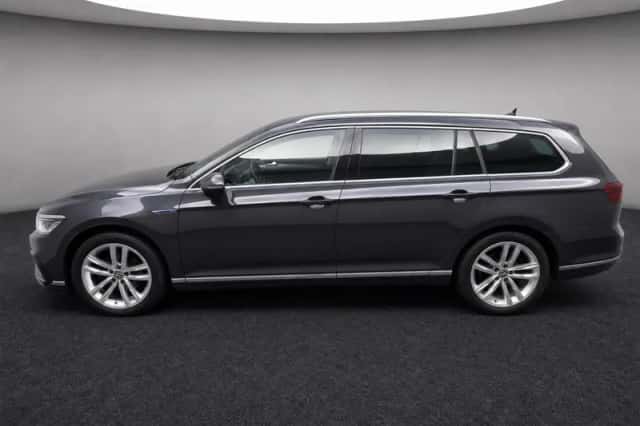 Volkswagen Passat (2022) thumbnail 4