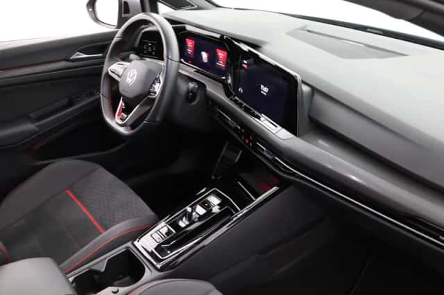Volkswagen Golf (2024) thumbnail 3