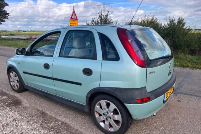 Opel Corsa (2001) thumbnail 3