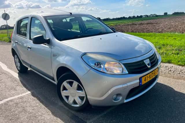 Dacia Sandero (2009) thumbnail 2