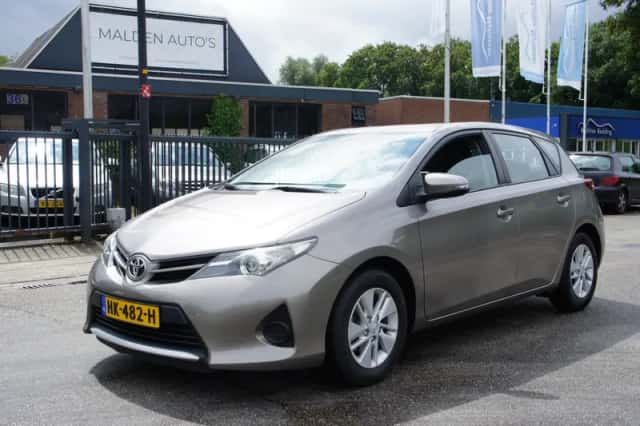 Toyota Auris (2015) thumbnail 1