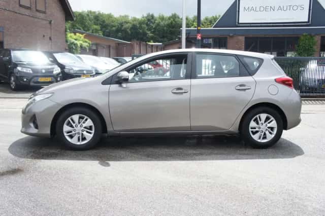 Toyota Auris (2015) thumbnail 2