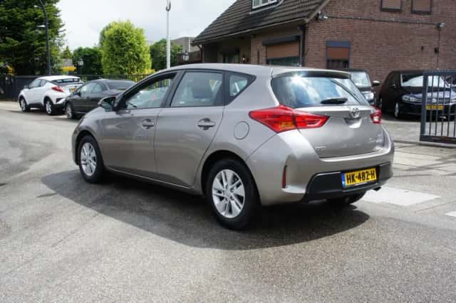 Toyota Auris (2015) thumbnail 3
