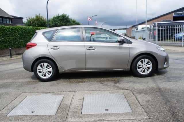 Toyota Auris (2015) thumbnail 4