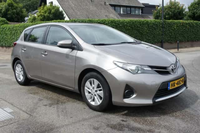Toyota Auris (2015) thumbnail 5