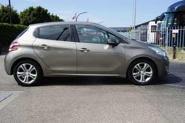 Peugeot 208 (2012) thumbnail 5