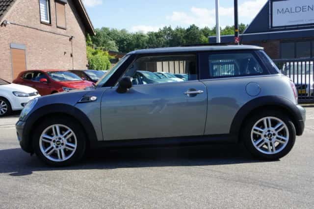 MINI Cooper (2010) thumbnail 2