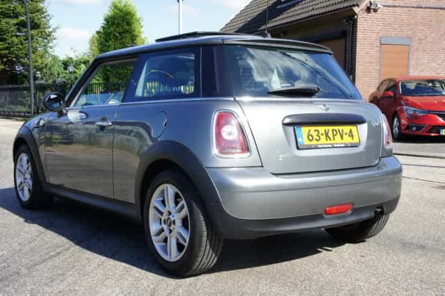 MINI Cooper (2010) thumbnail 3