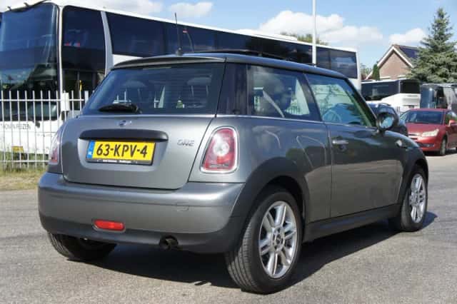 MINI Cooper (2010) thumbnail 4
