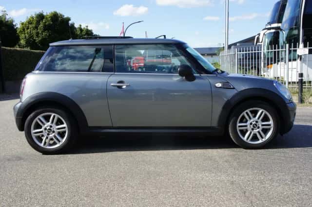 MINI Cooper (2010) thumbnail 5