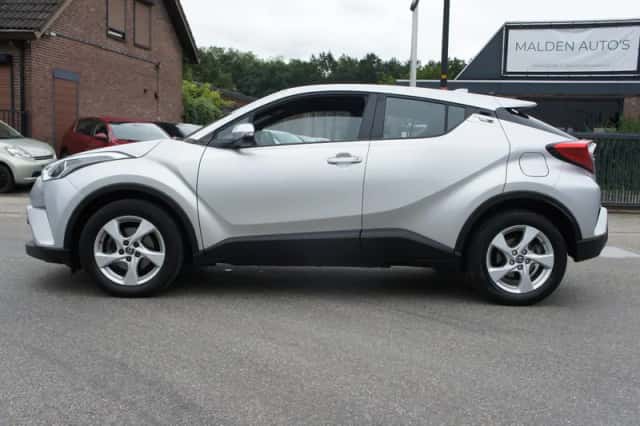 Toyota C-HR (2018) thumbnail 2