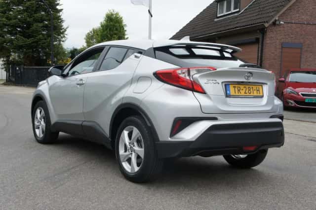 Toyota C-HR (2018) thumbnail 3