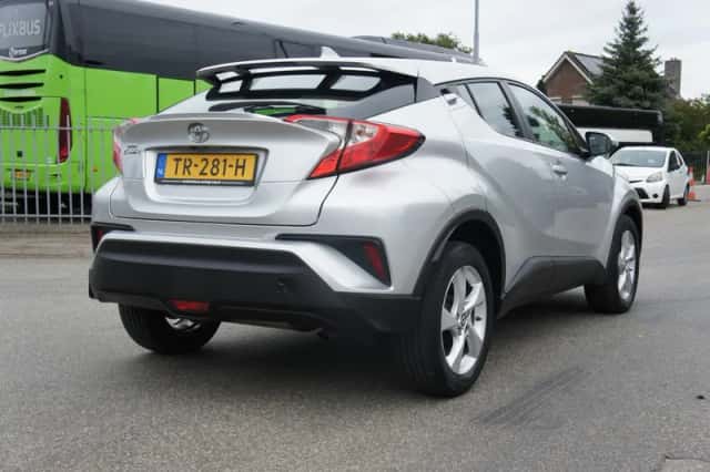 Toyota C-HR (2018) thumbnail 4