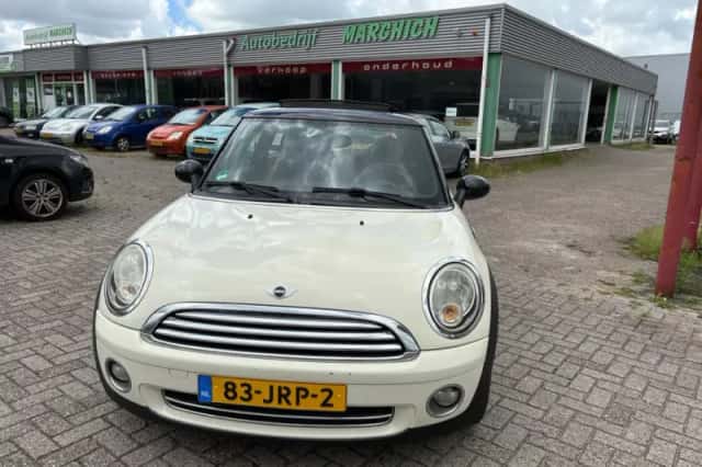 MINI Cooper (2009) thumbnail 2