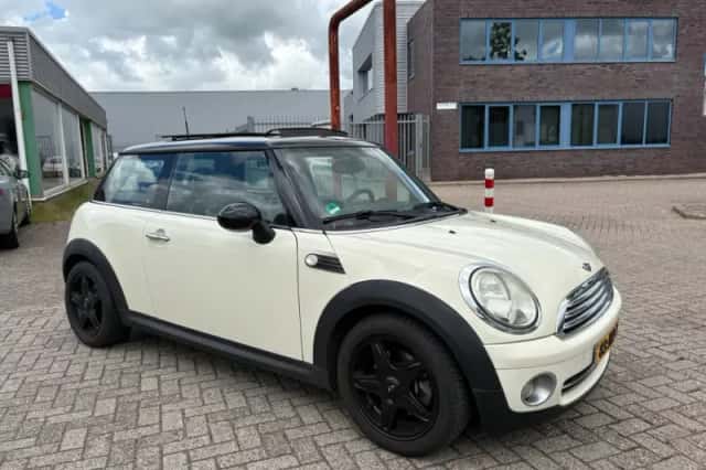 MINI Cooper (2009) thumbnail 3