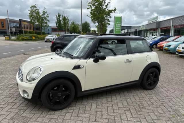 MINI Cooper (2009) thumbnail 4