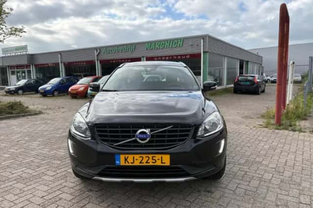 Volvo XC60 (2016) thumbnail 2