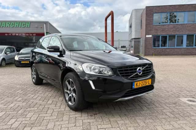Volvo XC60 (2016) thumbnail 3