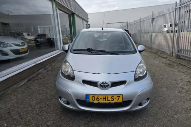 Toyota Aygo (2009) thumbnail 2
