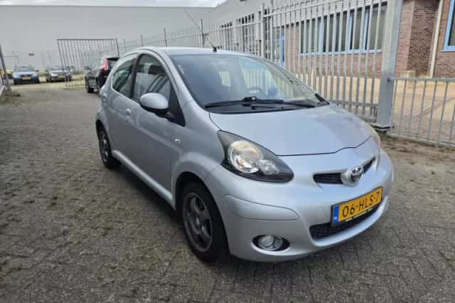 Toyota Aygo (2009) thumbnail 3