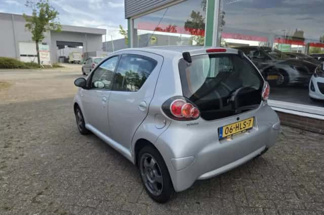 Toyota Aygo (2009) thumbnail 6