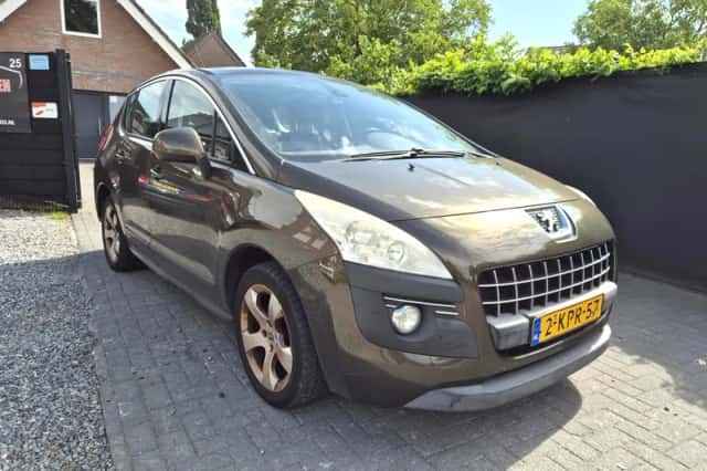Peugeot 3008 (2010) thumbnail 2