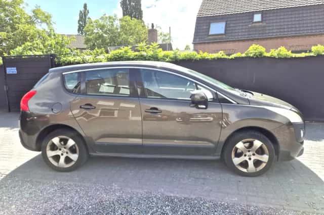Peugeot 3008 (2010) thumbnail 3