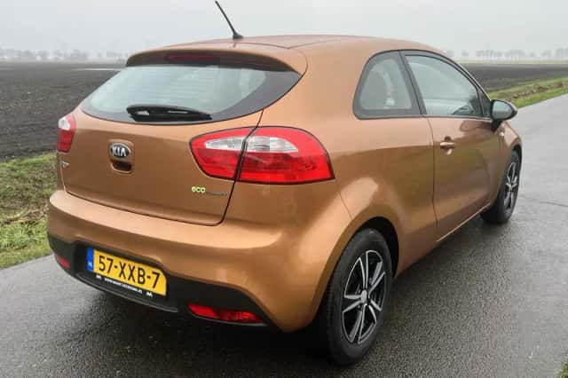 Kia Rio (2013) thumbnail 3