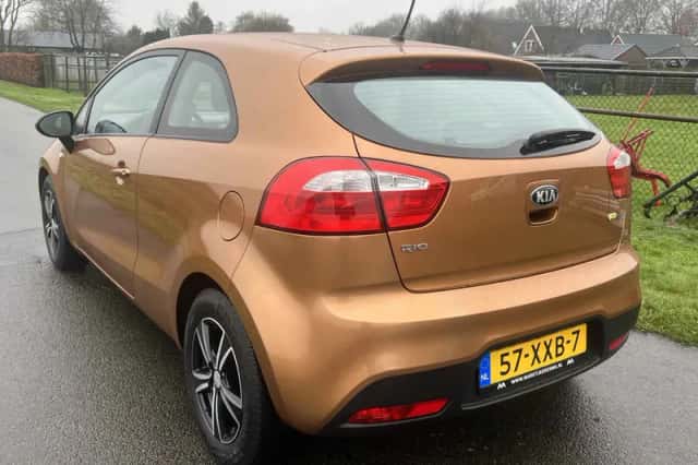 Kia Rio (2013) thumbnail 4