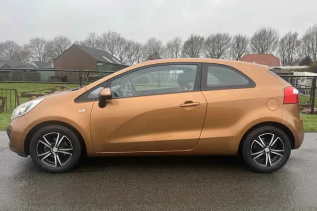 Kia Rio (2013) thumbnail 5