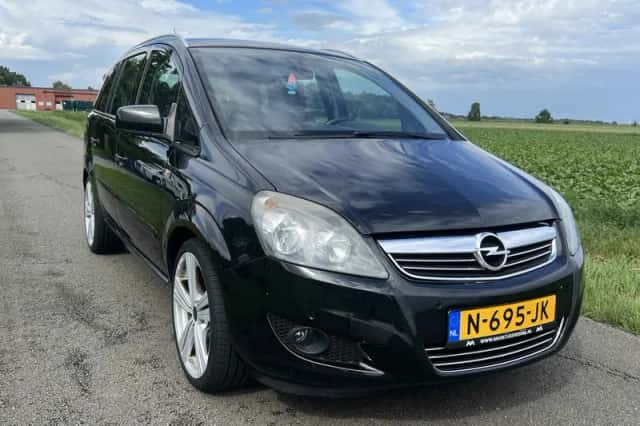 Opel Zafira (2012) thumbnail 1