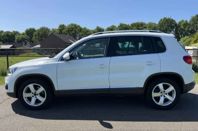 Volkswagen Tiguan (2014) thumbnail 2