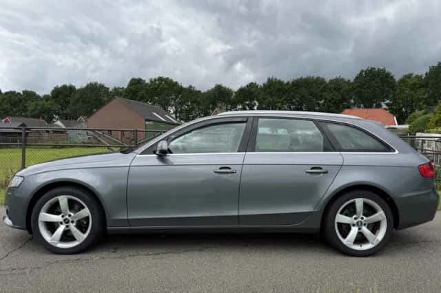 Audi A4 (2011) thumbnail 2