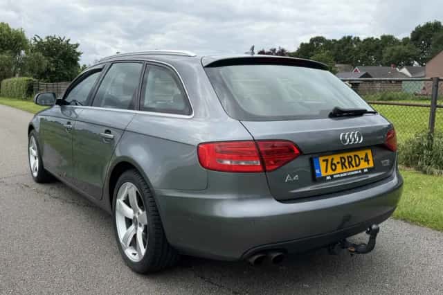 Audi A4 (2011) thumbnail 3