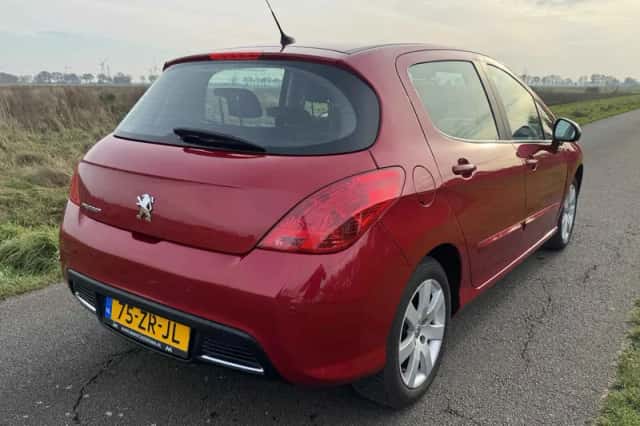 Peugeot 308 (2008) thumbnail 3