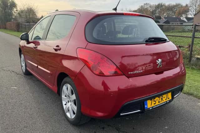 Peugeot 308 (2008) thumbnail 4